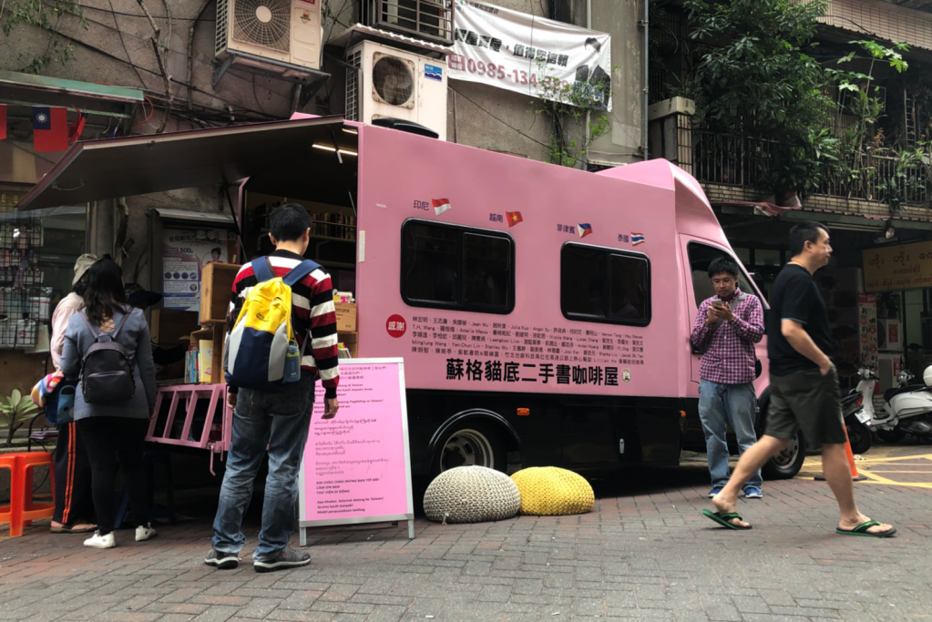 ./image/1.停在新北市中和區華興街的「蘇格貓底行動書車」，在地居民前往翻閱書車裡的書。 圖／黃郁期攝.png